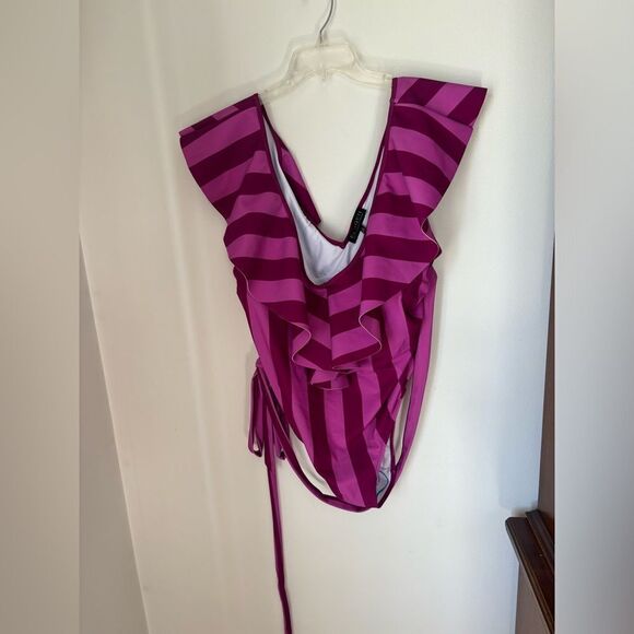 NWT Eloquii Plus size stripes swimsuit with ruffle detail size 26 - Picture 1 of 12